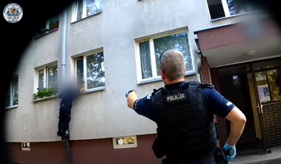 policjant podczas interwencji