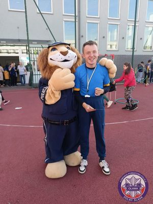 komisarz Lew na zdjęciu ze zwycięzcą olimpiady