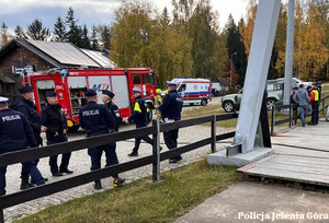 Ćwiczenia dowódczo-sztabowe w Szklarskiej Porębie. Karetka wóz strażacki oraz policjanci