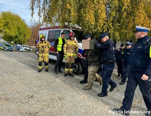 policjanci i strażacy podczas szkolenia, Policjant prowadzi pozoranta