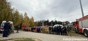 Apel przez rozpoczęciem ćwiczeń dowódczo-sztabowych. Przedstawiciele służb ratunkowych i policja