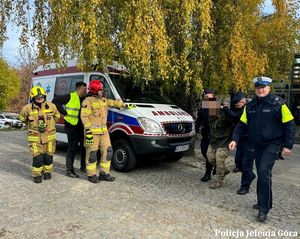 Ćwiczenia dowódczo-sztabowe - policjant prowadzi przestępcę