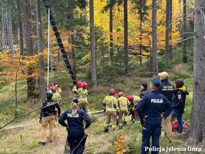 policjanci i strażacy podczas ewakuacji turystów z kolejki