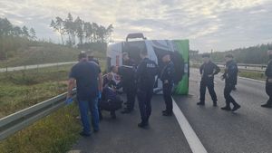 Policjanci legnickiego SPPP udzielili pomocy kierowcy, który w wyniku zdarzenia drogowego nie był w stanie wyjść z kabiny ciągnika siodłowego