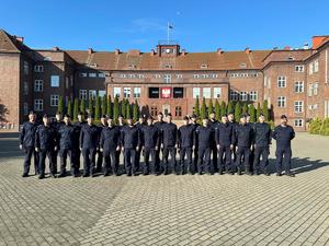 Policjanci legnickiego SPPP udzielili pomocy kierowcy, który w wyniku zdarzenia drogowego nie był w stanie wyjść z kabiny ciągnika siodłowego