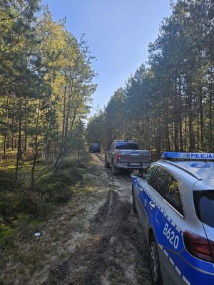 policjanci w lesie zatrzymali samochód osobowy ciągnący tor kolejowy