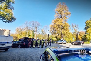 Strażacy i policjanci na parkingu