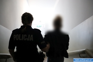 policjantka prowadzi zatrzymaną kobietą
