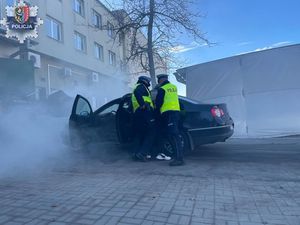 policjanci podczas ćwiczeń zatrzymują mężczyznę przy samochodzie