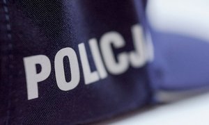 napis policja na rękawie munduru policjanta