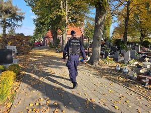 policjant patrolujący cmentarz