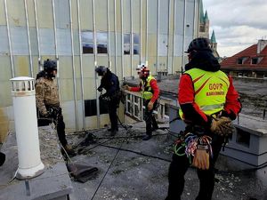 Górskie Ochotnicze Pogotowie Ratunkowe i policjanci na dachu budynku podczas ćwiczeń