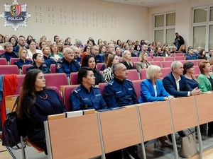 Policjanci podczas konferencji przemawiają do publiczności