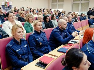 Policjanci podczas konferencji przemawiają do publiczności