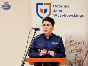 Policjanci podczas konferencji przemawiają do publiczności