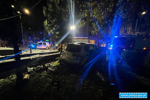 samochód po uderzeniu w obelisk w tle służby ratunkowe