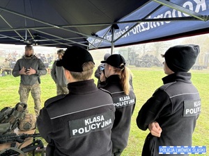 policjanci przemawiają do uczniów klas mundurowych