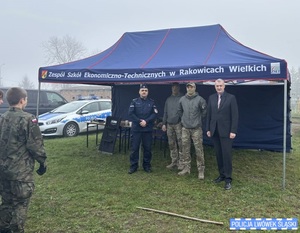 prowadzący w namiocie z napisem Zespół Szkół Ekonomiczno-Technicznych w Rakowicach Wielkich