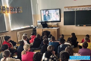 młodzież siedzi w klasie przed telewizorem