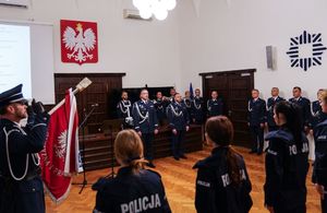 Komendant Wojewódzki Policji we Wrocławiu nadinspektor Paweł Półtorzycki wraz z zastępcą pocztem sztandarowym oraz nowo przyjętym policjantom podczas odgrywania hymnu