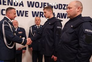 Komendant Wojewódzki Policji we Wrocławiu nadinspektor Paweł Półtorzycki gratuluje nowo przyjętemu policjantowi