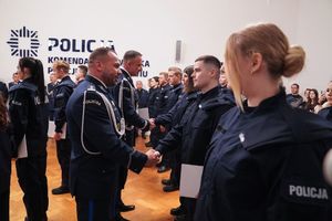 Komendant Wojewódzki Policji we Wrocławiu nadinspektor Paweł Półtorzycki i jego zastępca gratulują nowo przyjętym policjantom