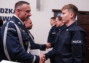 Komendant Wojewódzki Policji we Wrocławiu nadinspektor Paweł Półtorzycki gratuluje nowo przyjętemu policjantowi