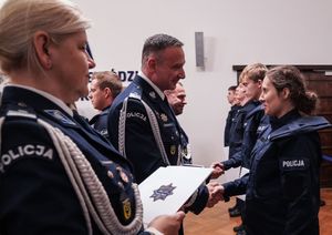 nadinspektor Paweł Półtorzycki gratuluje nowo przyjętej policjantce