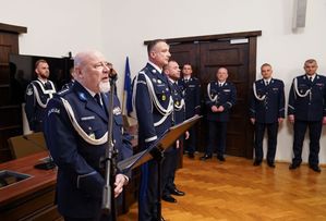 przemawia przewodniczący związków zawodowych policji