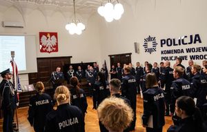 Komendant Wojewódzki Policji we Wrocławiu nadinspektor Paweł Półtorzycki przemawia, zgromadzeni nowo przyjęci policji i zaproszeni goście słuchają przemowy