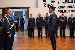 dowódca ceremonii składa Komendant Wojewódzki Policji we Wrocławiu meldunek