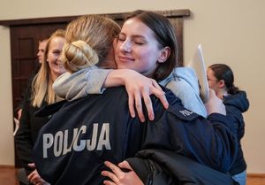 młoda dziewczyna przytula nowo przyjętą policjantkę