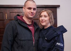 nowo przyjęta policjantka pozuje do zdjęcia z chłopakiem