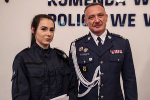 nowo przyjęta policjantka pozuje do zdjęcia z Komendantem Wojewódzkim Policji we Wrocławiu