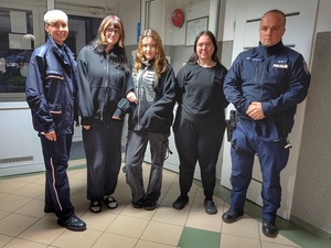 spotkanie policjanta i policjantki z trzema młodymi dziewczynami