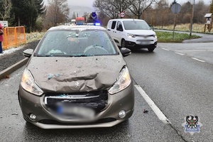 samochód osobowy peugot z wgniecioną maską