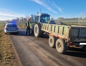 Ciągnik rolniczy zatrzymany przez radiowóz na drodze ekspresowej