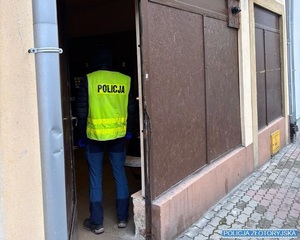 policjanci podczas kontroli nielegalnego kasyna