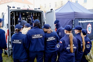 Zdjęcia z wizyty uczniów u dolnośląskich policjantów