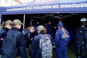 Zdjęcia z wizyty uczniów u dolnośląskich policjantów