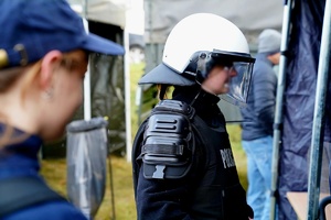 Zdjęcia z wizyty uczniów u dolnośląskich policjantów