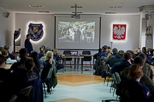 Zdjęcia z wizyty uczniów u dolnośląskich policjantów