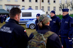 Zdjęcia z wizyty uczniów u dolnośląskich policjantów