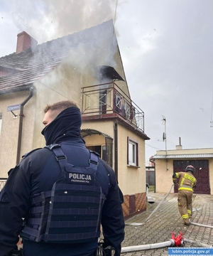 Stał na balkonie płonącego budynku-z pomocą szybko przybyła dzielnicowa ze Ścinawy