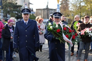 Policjanci składają kwiaty pod pomnikiem