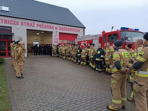 Pożar dużej połaci lasu, ranny strażak oraz poszukiwania osoby zaginionej w lesie.