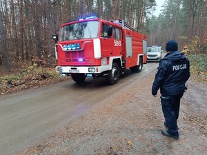 Pożar dużej połaci lasu, ranny strażak oraz poszukiwania osoby zaginionej w lesie.