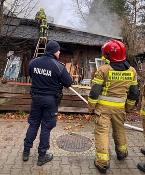 Pożar domu-sprawna akcja świadków zdarzenia oraz policjantów, którzy jako pierwsi przyjechali na miejsce