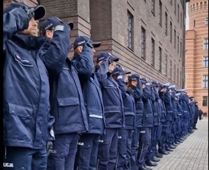 Policjanci oddają honor