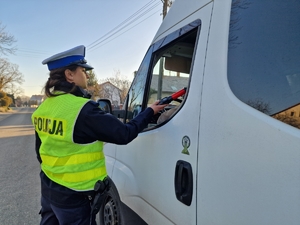 Policjantka podczas spawdzania stanu trzeźwości przy samochodach